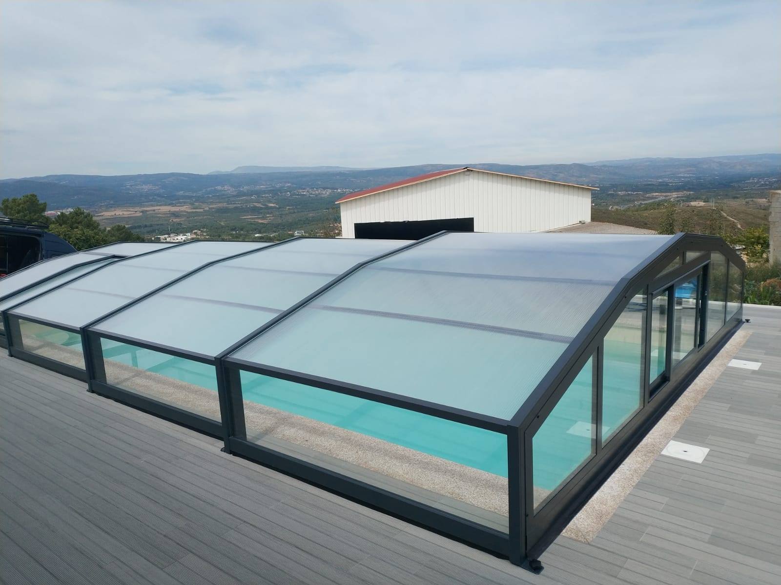 Vitrage d'un abri de piscine : verre, polycarbonate ou plexiglas ?